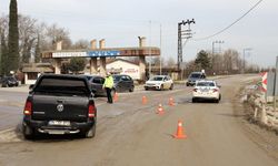 Sinop-Ayancık kara yolunda heyelan riskine karşı trafik kontrollü olarak sağlanıyor