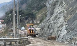 Sinop'ta kaya düşmesi nedeniyle kapanan yol, çalışmanın ardından ulaşıma açıldı