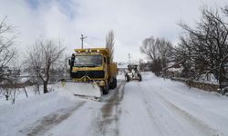 Tokat Valisi Köklü, kapanan köy yollarını açan ekipleri ziyaret etti