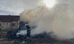 Tokat'ta ahırda başlayan ve 2 katlı evin çatısına sıçrayan yangın söndürüldü