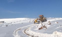 Tokat'ta kar engeline takılan vatandaşlar ekiplerin yardımıyla evlerine ulaştırıldı
