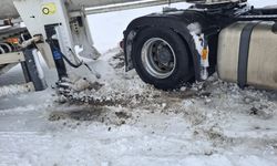 Tokat'ta kar nedeniyle mahsur kalan doğal gaz yüklü tanker İl Özel İdaresi ekiplerince kurtarıldı