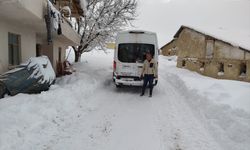 Tokat'ta kar nedeniyle yolu kapanan köydeki diyaliz hastası hastaneye ulaştırıldı