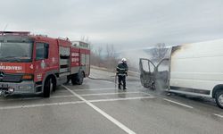 Tokat'ta seyir halindeki minibüs yangın sonucu kullanılamaz hale geldi