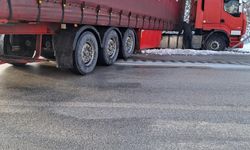 Tokat'ta yolda kalan tırı İl Özel İdaresi ekipleri kurtardı