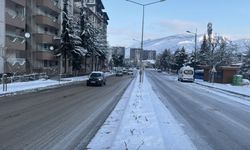 Tokat'ta yollarda kar küreme ve tuzlama çalışması sürüyor