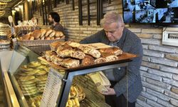 'Yılın Ahisi' seçilen 70 yaşındaki pastaneci, mesleğini evlatlarıyla sürdürüyor