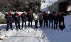 Yılın ilk kurtarma operasyonu Bursa Jandarma'dan... Kestel'de donmak üzere olan aile kurtarıldı