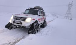 Yolu kapalı köyde yaralanan kişi paletli kar ambulansıyla hastaneye kaldırıldı