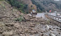 Zonguldak'ta heyelan kara yolunda ulaşımı aksattı