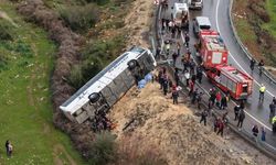 YOLCU OTOBÜSÜ DEVRİLDİ: 8 ÖLÜ, 26 YARALI