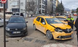 Amasya'da çarpışan iki otomobilin sürücüsü yaralandı