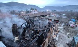 Amasya'da çıkan yangında binanın çatısı ile ahırda zarar oluştu