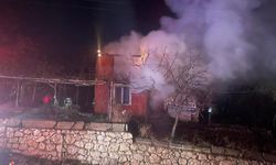 Amasya'da yangın çıkan bağ evi kullanılamaz hale geldi