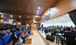 Belediye başkanının bağlamasıyla eşlik ettiği ilçe halk korosu unutulmaz şarkıları seslendiriyor