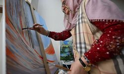 Çocukluk tutkusunun peşinden giderek yaşlılığında fırçayı eline aldı