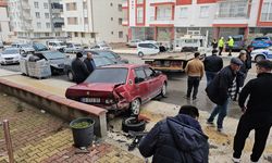 Çorum'da kamyonetin park halindeki araçlara çarptığı kaza güvenlik kamerasında