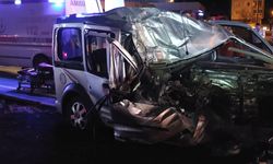 Çorum'da park halindeki yolcu otobüsüne çarpan hafif ticari aracın sürücüsü yaralandı