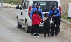 Çorum'da polis ayakkabıları eskiyen iki çocuğa bot hediye etti