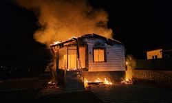 Çorum'da yangın çıkan bağ evi kullanılamaz hale geldi