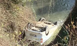 OTOMOBİL DERE YATAĞINA YUVARLANDI