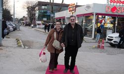 Düzce Belediyesinden çiftlere kırmızı halılı 'Sevgililer Günü' sürprizi