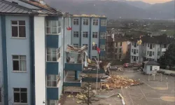 ANADOLU LİSESİ'NİN ÇATISI UÇTU!