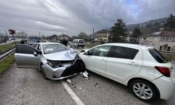 Düzce'de iki otomobilin çarpıştığı kazada 3 kişi yaralandı