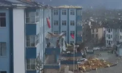 Düzce'de şiddetli rüzgârda lisenin çatısı yıkıldı