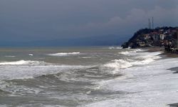 Düzce'nin Karadeniz kıyısında kuvvetli rüzgar etkili oldu