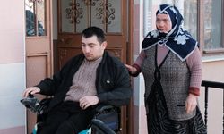 Fedakar anne hayatını adadığı engelli oğlunun eli ayağı oluyor