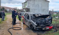 Gerze'de park halindeki otomobil yandı