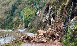 Giresun'da heyelan nedeniyle köy yollarında ulaşımda aksama yaşandı