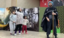 Gölcük'te çocuklara özel sahne yüzleri güldürüyor