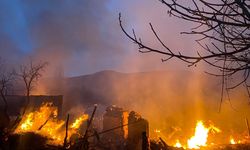 Karabük'te 4 ev ve ahır yandı