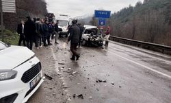 Karabük'te hafif ticari araçla çarpışan otomobildeki 5 kişi yaralandı
