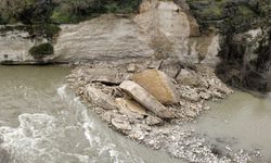Karabük'te yamaçtan kopan kaya parçaları çaya düştü