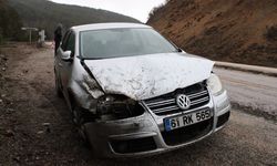 Kastamonu'da refüje çarpan otomobildeki 3 kişi yaralandı