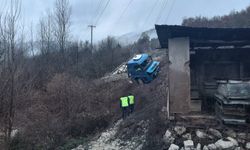Mudurnu'da şarampole devrilen tırın sürücüsü yaralandı
