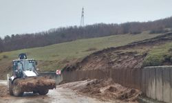 Niksar'da heyelan nedeniyle kapanan köy yolu ulaşıma açıldı