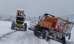 Niksar'da Özel İdaresi ekipleri kar nedeniyle yolda mahsur kalan aracı kurtardı