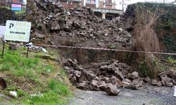 Ordu'da istinat duvarının çökmesi sonucu park halindeki 3 araçta hasar oluştu