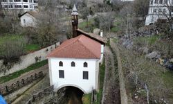 Safranbolu'da altından dere geçen tarihi cami dikkati çekiyor