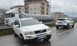 Samsun'da bariyere çarpan cipin sürücüsü ile oğlu yaralandı