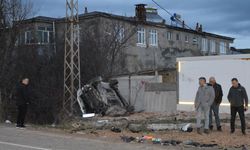 Samsun'da devrilen otomobildeki iki kişi yaralandı