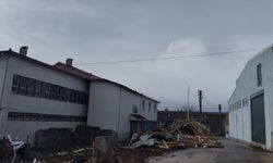 Samsun'da kuvvetli rüzgar çatıları uçurdu