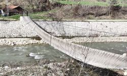 Sinop'ta rüzgar nedeniyle dönen asma ahşap köprüden düşen 2 kişi yaralandı