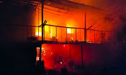 Taşova'da yangın çıkan ahşap ev kullanılamaz hale geldi