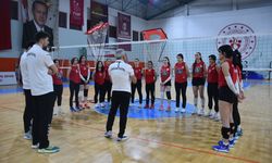 Tecrübeli başantrenör, eski öğrencileriyle geleceğin voleybolcularını yetiştiriyor