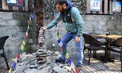Tırmandığı zirvelerden topladığı taşları kafesinde sergiliyor